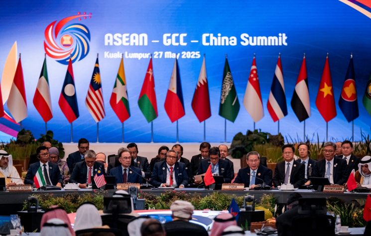 Quando Oriente e Occidente non riescono a incontrarsi: tra Leviatano, Behemoth e Mandala