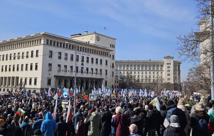 Political Crisis in Bulgaria: Euro Opponents Take to the Streets, Demand ‘Independence’