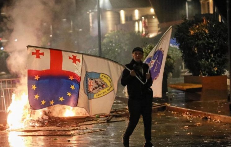 L’Occidente, sconfitto nelle urne, tenta una nuova “rivoluzione colorata” in Georgia